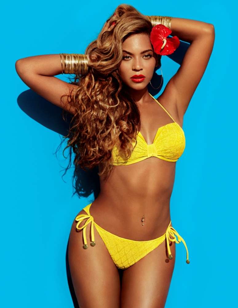 <p>A H&M divulgou as novas imagens da Beyoncé para a campanha de verão. Em uma sessão de fotos feita em Bahamas, ela aparece usando biquínis coloridos, vestido estampado, shortinho e camisa</p>