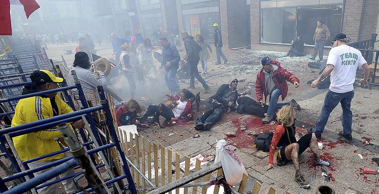 <p>Feridos na explosão clamam por socorro em meio aos destroços das explosões em Boston</p>
