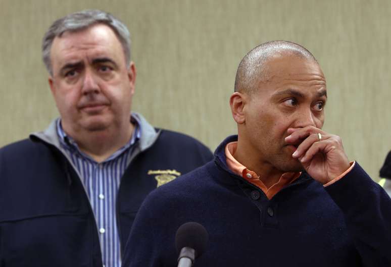 Edward Davis, comissário da Polícia de Boston, e Deval Patrick, governador do Massachusetts, durante entrevista à imprensa em Boston