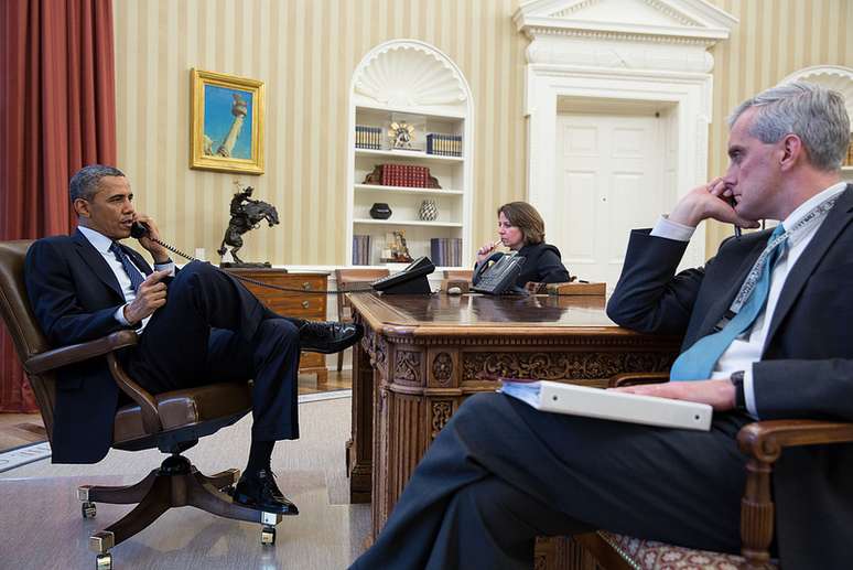 Barack Obama telefona da Casa Branca para o diretor do FBI, Robert Mueller, para obter informações sobre o incidente em Boston