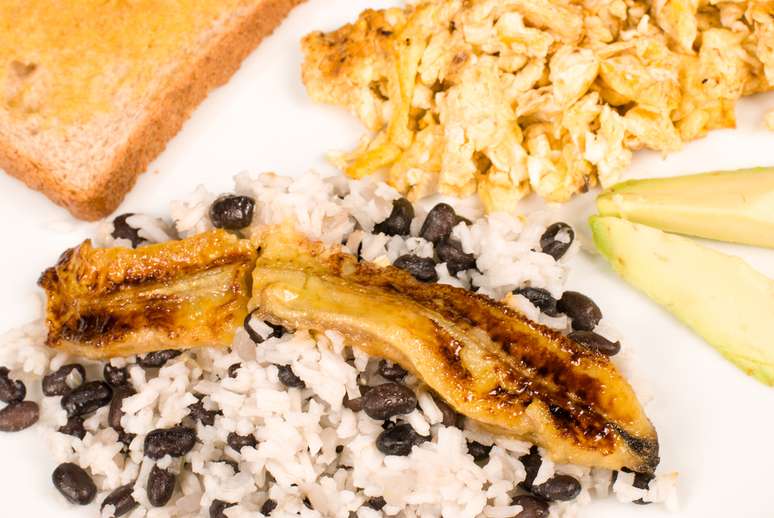 <p>Na Costa Rica, o arroz com feijão é consumido até no café da manhã, acompanhado de torrada e frutas tropicais</p>