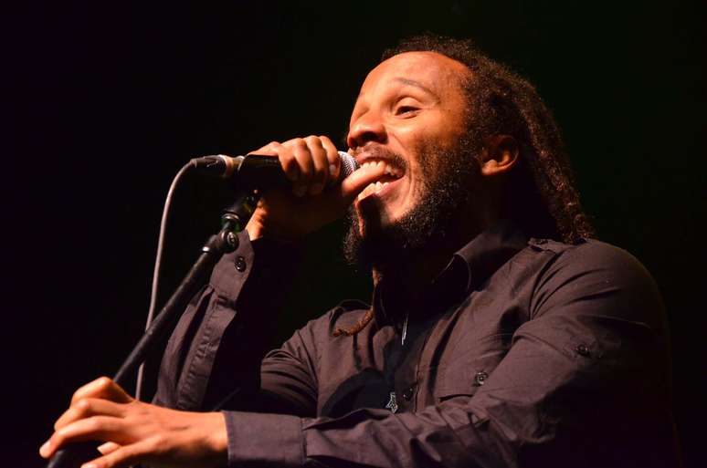 O jamaicano Ziggy Marley, filho de Bob Marley, se apresentou no HSBC Brasil, em São Paulo, na noite deste domingo (14). A abertura do evento ficou por conta do grupo Planta e Raiz