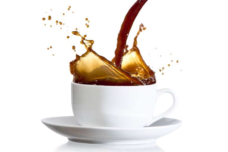 <p><strong>Café</strong><br />O problema com a bebida é que ela aumenta a eliminação do cálcio pela urina. Não são quantidades muito grandes e que podem prejudicar os ossos, se a dieta se mantém equilibrada. No entanto, é preciso ficar atento à quantidade de cafeína consumida em outros itens também, como chocolate ou mesmo em alguns remédios</p><p> </p>