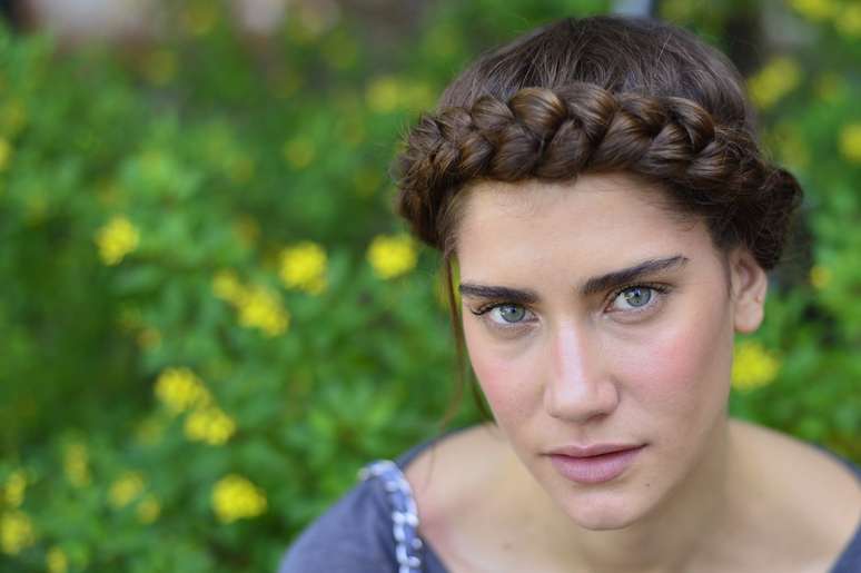 <p>A Blue Man completou os looks do desfile desta ter&ccedil;a-feira (16), durante o Fashion Rio, com tran&ccedil;as de raiz em volta da cabe&ccedil;a</p>