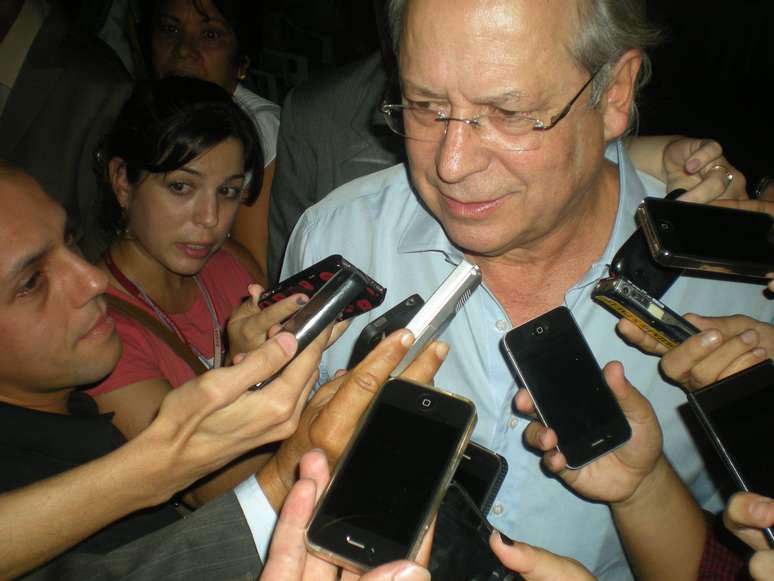 Em evento sobre 10 anos do PT na presidência, José Dirceu afirmou que possível candidatura de Eduardo Campos (PSB) é legítima