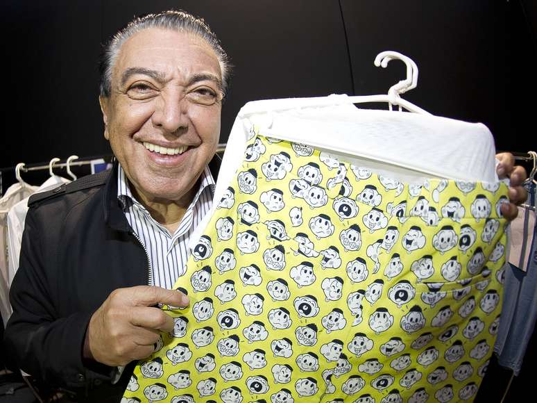 <p>Cartunista Mauricio de Sousa, 77 anos, exibe peça da coleção da Apoena, que nesta terça-feira faz uma apresentação especial no Fashion Rio. A coleção preparou uma homenagem aos 50 anos da personagem dos quadrinhos Mônica</p>