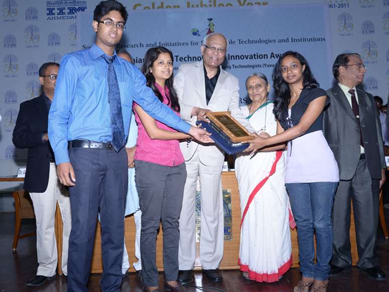 <p>Niladhri Basu Bal, Rimpi Tripathi e Manisha Mohan ganharam pr&ecirc;mio Gandhian Young Technological Innovation Award</p>