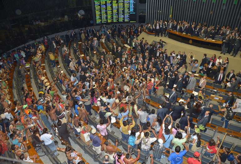 Índios invadem Plenário da Câmara durante votação