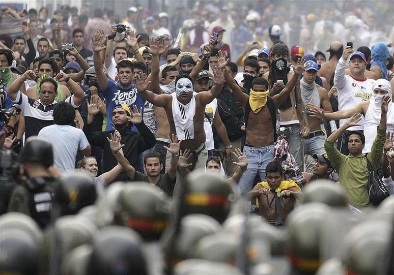 <p>Em Caracas, partid&aacute;rios do l&iacute;der da oposi&ccedil;&atilde;o Henrique Capriles enfrentam a pol&iacute;cia durante manifesta&ccedil;&otilde;es pedindo a recontagem dos votos da elei&ccedil;&atilde;o &nbsp;(foto de&nbsp;15 de abril)</p>