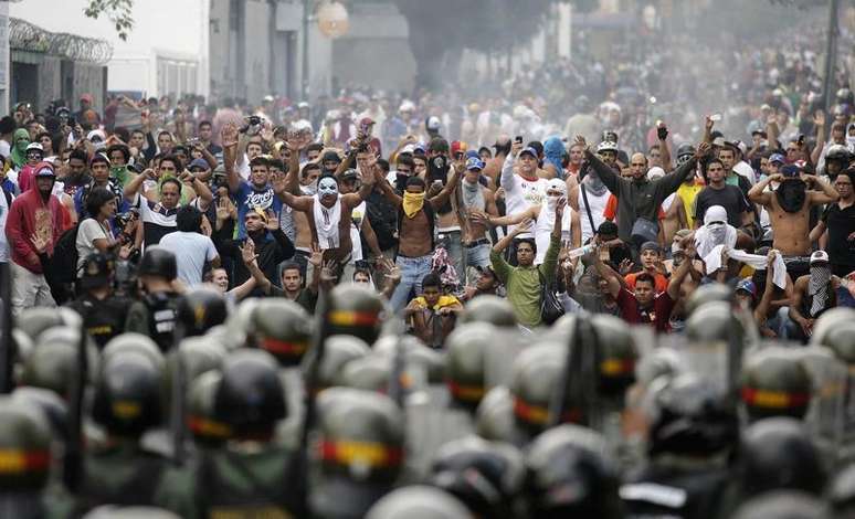 <p>Apoiadores do líder da oposição Henrique Capriles enfrentam policiais em Caracas</p>