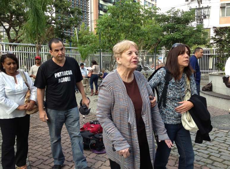 <p>Familiares de Patrícia Acioli chegam para acompanhar o julgamento de um dos PMs acusados pela morte da juíza</p>