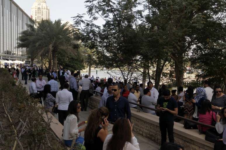 <p>Pessoas se aglomeram do lado de fora de prédio evacuado após o tremor  ser sentindo em Dubai, nos Emirados Árabes Unidos</p>