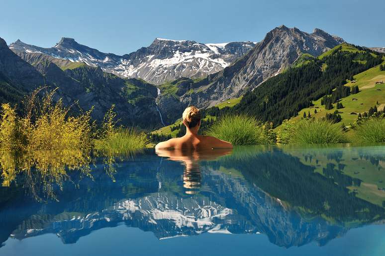<p><strong>The Cambrian Hotel, Suíça</strong><br />O Cambrian está entre os 20 melhores hotéis do país e possui uma piscina com uma vista deslumbrante para os Alpes Suíços</p>