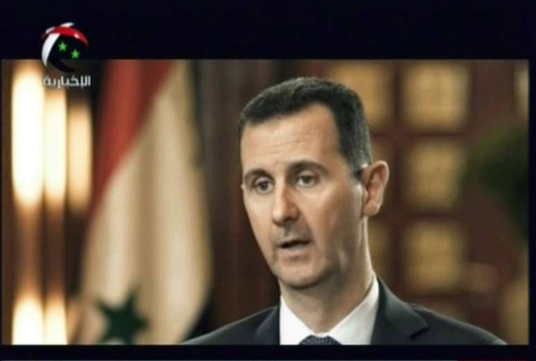 Imagem da rede de televisão síria Al-Ikhbariya mostra Bashar al-Assad durante a entrevista