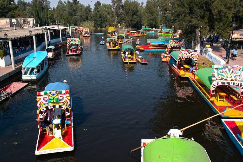 Embarcações típicas da região, trajineras navegam pelos canais de Xochimilco, onde técnica agrícola asteca ainda é usada