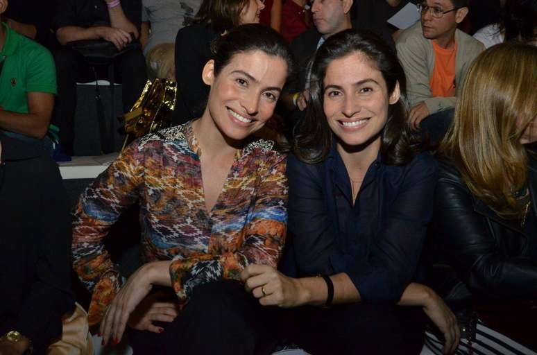 <p>A jornalista Renata Vasconcellos (esq.) posa ao lado da irmã gêmea, a estilista Lanza Mazza</p>
