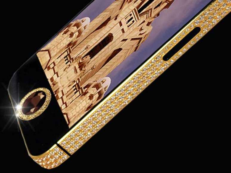 <p>iPhone avaliado tem case de ouro e guarda uma herança de família: um diamante negro de 26 quilates avaliado em US$ 14,5 milhões</p>