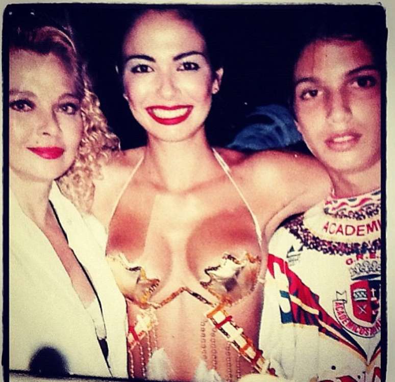 Na imagem, Gimenez aparece com a m&atilde;e e o irm&atilde;o