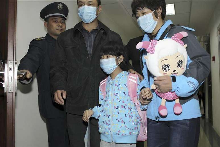 Garota que foi a primeira vítima confirmada de estar infectada com o vírus H7N9 na capital chinesa chega à coletiva de imprensa, em Pequim. A Organização Mundial de Saúde (OMS) disse que algumas pessoas com testes positivos para uma nova cepa da gripe aviária na China não tinham histórico de contato com aves. 17/04/2013