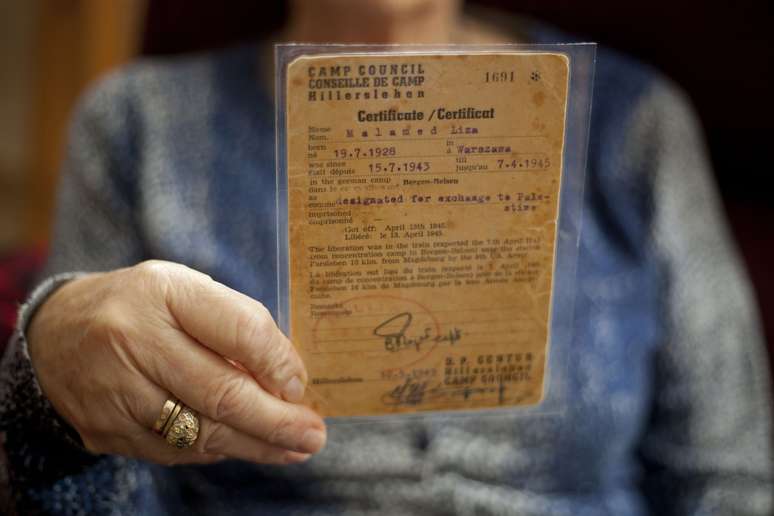 Aliza exibe um certificado seu de 1943