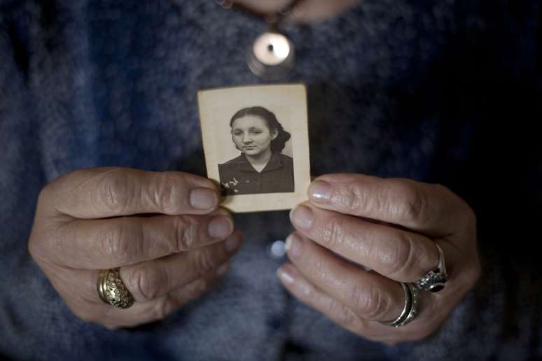 Aliza exibe uma foto sua de quanto tinha 17 anos