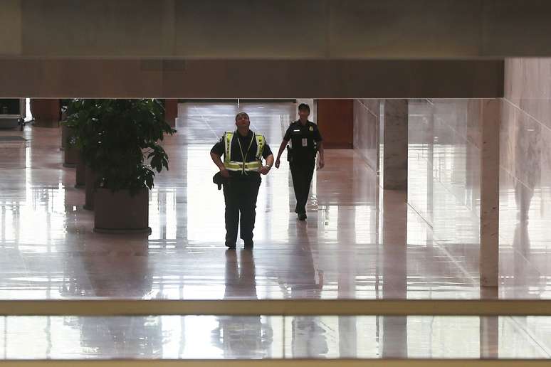 Políciais do Capitólio fazem a segurança do prédio Hart após o local ser evacuado