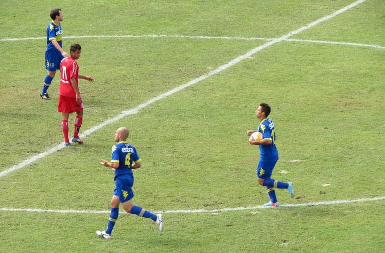 <p>Rafinha, do Audax (camisa 10), é um dos seis que interessam à Ponte; diretoria campineira desconversa</p>