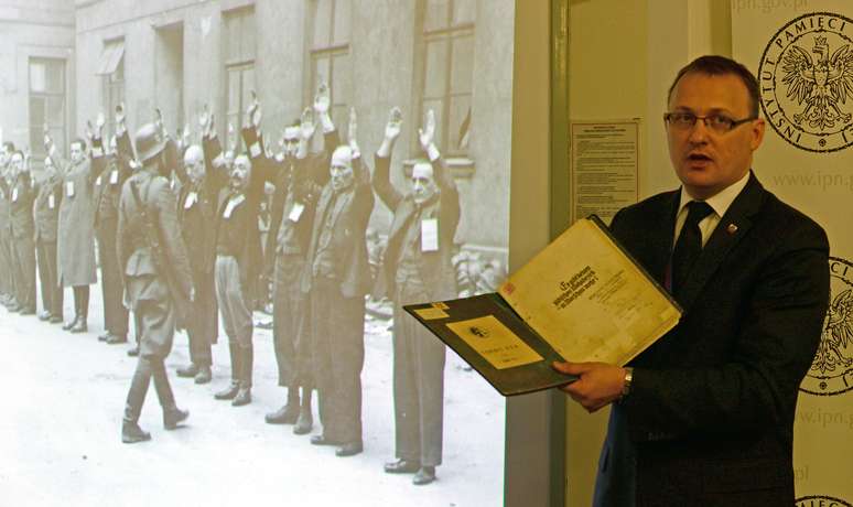  Rafal Leskiewicz apresenta o documento histórico