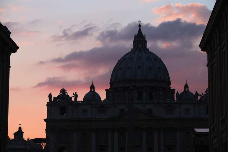 <p><strong>Basílica de São Pedro, Vaticano</strong><br />Maior  e mais impressionante igreja do mundo, a Basílica de São Pedro foi construída ao longo de 120 anos entre 1506 e 1526. Situada no coração do Vaticano, a igreja tem 150 metros de extensão por 220 de comprimento, e pode receber até 60 mil pessoas durante suas missas</p><p> </p>