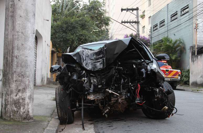 A frente do carro ficou completamente destruídas após o acidente