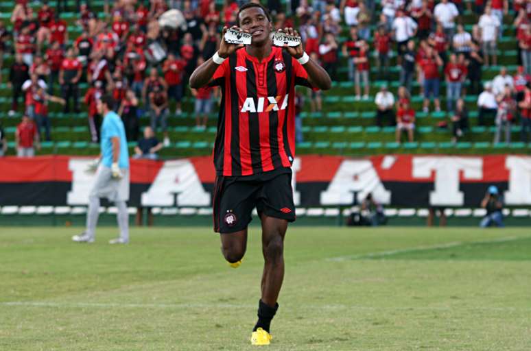 <p>Douglas Coutinho, 20 anos, apareceu em 2013 pelo Sub-23 do Atlético-PR</p>