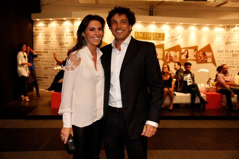 A jornalista e apresentadora Glenda Kozlowski vai ao Fashion Rio com o namorado, o dentista Luís Tepedino