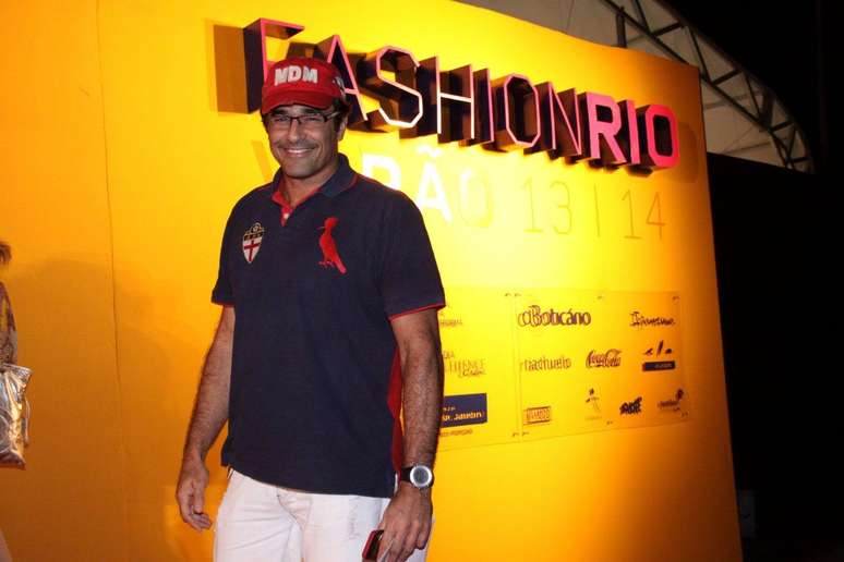 Pai de Sasha, Luciano Szafir compareceu ao Fashion Rio e falou bem do relacionamento de Xuxa e Junno Andrade 