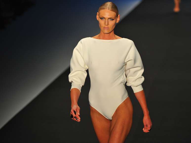 A top Shirley Mallmann desfile com exclusividade para a grife Lenny Niemeyer no Fashion Rio