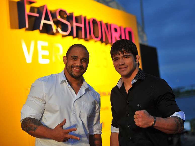 <p>Os lutadores do UFC Erick Silva, da categoria meio-médio, e Rafael Feijão, peso meio-pesado, se aventuram pelos bastidores do Fashion Rio a convite do <strong>Terra</strong></p>