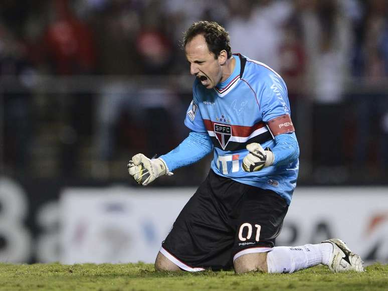 <p>Rogério Ceni vibrou muito após marcar seu gol de pênalti</p>