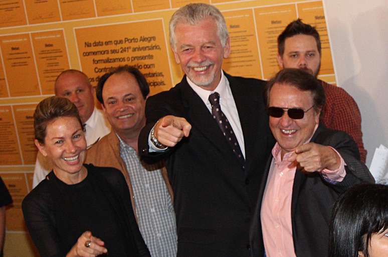 Carlos Villagr&aacute;n, ator que interpretava Kiko no seriado <i>Chaves</i>, foi nomeado nesta quinta-feira embaixador de Porto Alegre para a Copa do Mundo 2014; em cerim&ocirc;nia, foi chamado de "tesouro" por f&atilde;s e brincou com altura de "papai" Fortunati