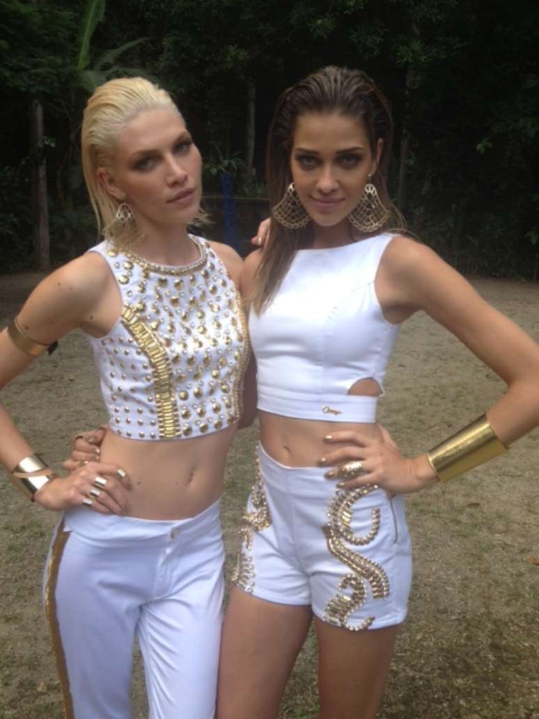 <p>As tops Aline Weber e Ana Beatriz Barros posam juntas para nova campanha da Osmoze</p>