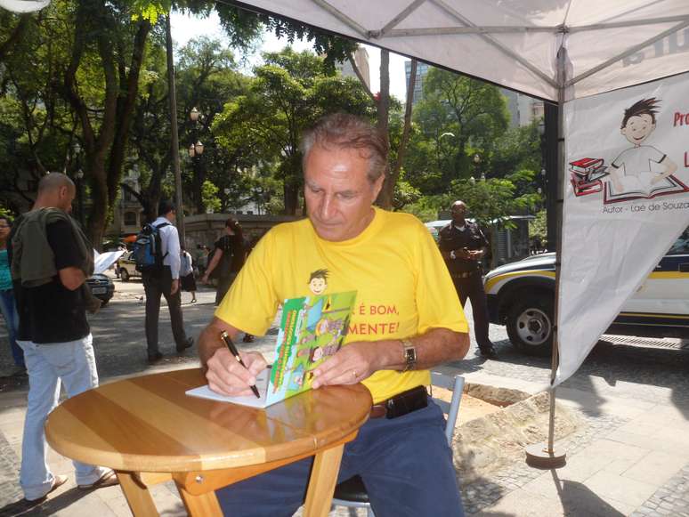 <p>O escritor Laé de Souza autografou os livros doados</p>
