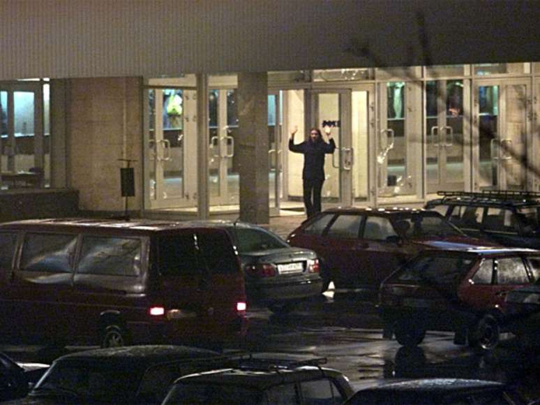 Refém deixa o Teatro de Moscou durante o ataque terrorista de 2002