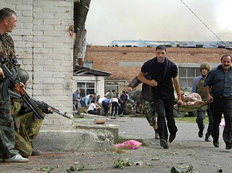 Militares esperam passagem de feridos durante operação de resgate no ataque à escola de Beslan em 2004