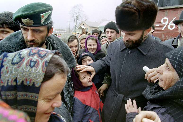 Shamil Basayev, líder checheno, durante evento político na vila de Vadeno em 1997