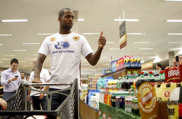 <p>Dedé foi apresentado pelo Cruzeiro dentro de supermercado</p>