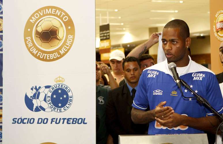 <p>Dedé foi apresentado nesta sexta pelo Cruzeiro</p>