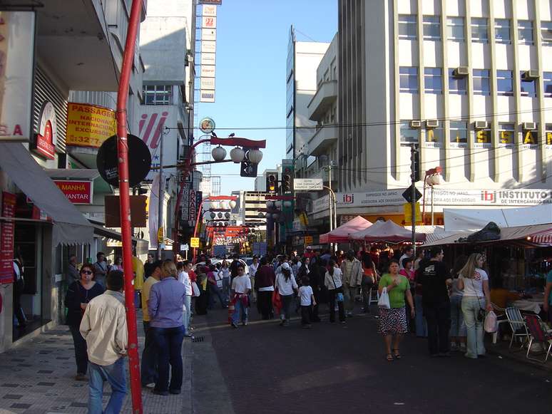 A Feirinha da Liberdade oferece pratos chineses e japoneses preparados de acordo com a tradição e vendidos a preços acessíveis