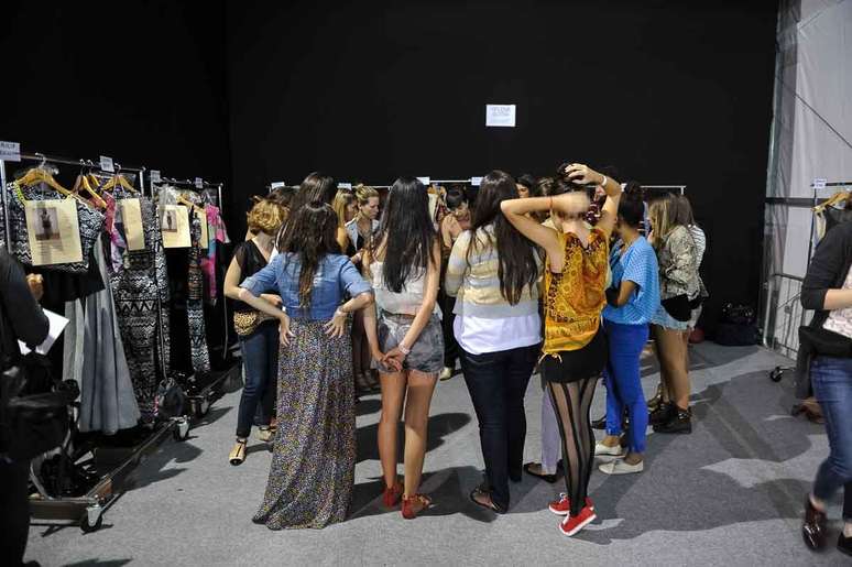 <p>As estudantes de moda são contratadas para ajudar na troca de roupas e sapatos das modelos</p>