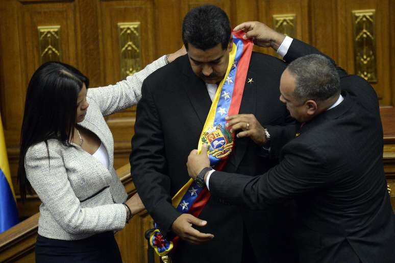 Maduro recebe faixa durante cerimônia de posse em Caracas