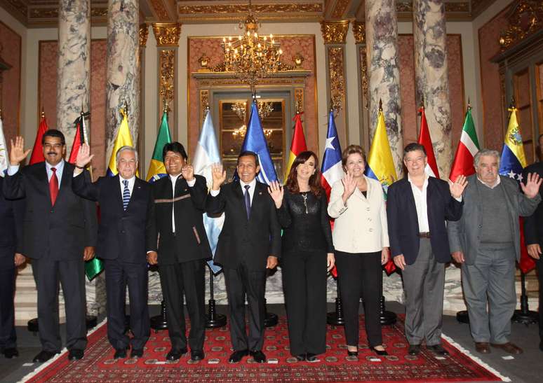 Presidentes reunidos para encontro extraordinário da Unasul, da esquerda para a direita: Nicolás Maduro (Venezuela), Sebastián Piñera (Chile), Evo Morales (Bolivia), Ollanta Humala (peru), Cristina Fernández (Argentina), Dilma Rousseff (Brasil), Juan Manuel Santos (Colômbia) e José Mujica (Uruguai)