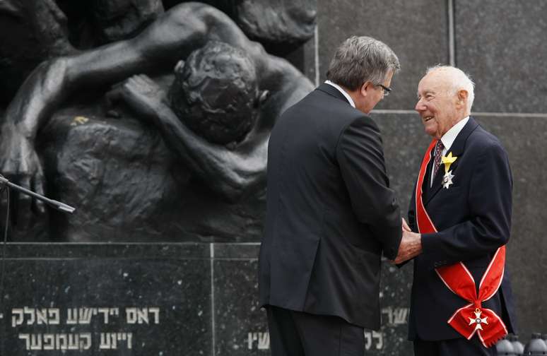 Presidente da Pol&ocirc;nia, Bronislaw Komorowski, condecorou sobrevivente do Gueto Simcha Rotem com a Grande Cruz da Ordem do Renascimento da Pol&ocirc;nia