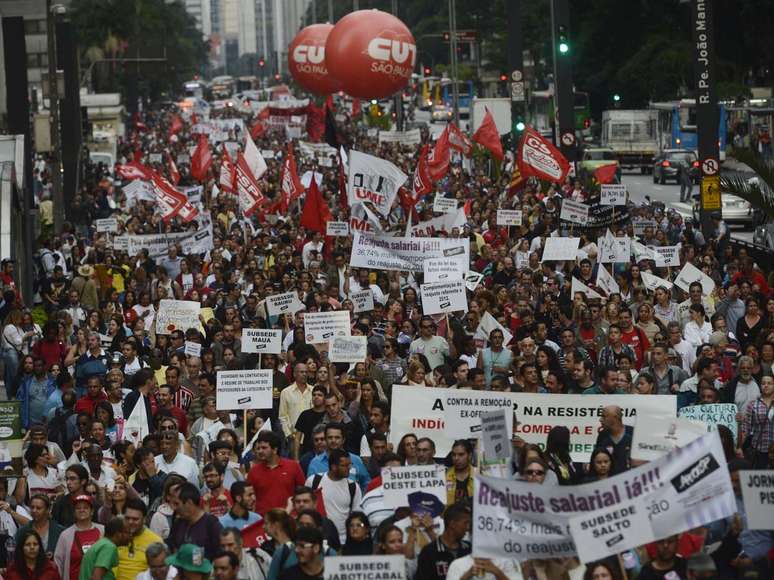 <p>Professores interditaram a avenida Paulista na sexta-feira para cobrar melhores salários</p>